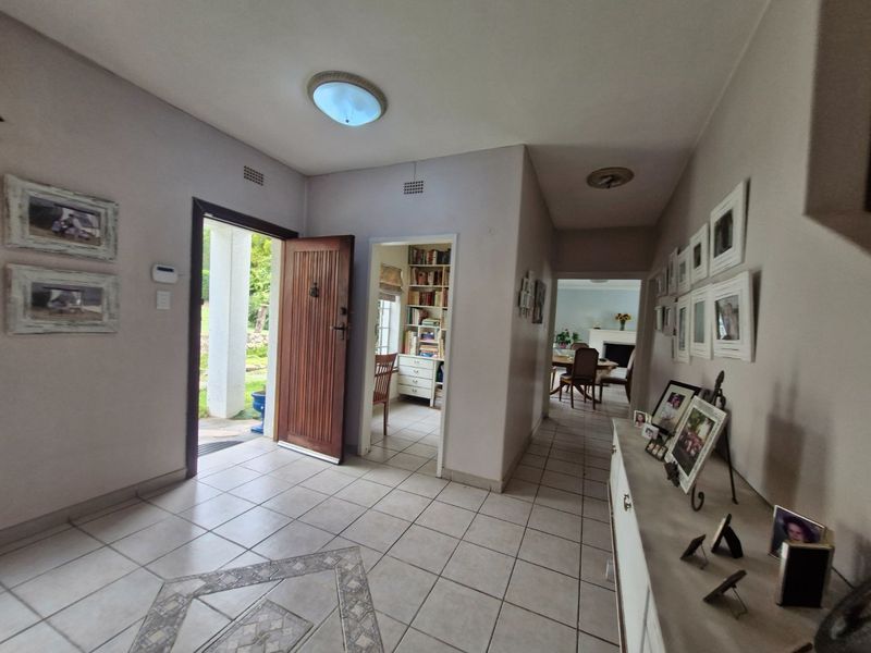 Charming Airy  North - Facing  Freestanding Home With Stunning Garden And Sparkling Pool In Sort After Area  - Photo 5