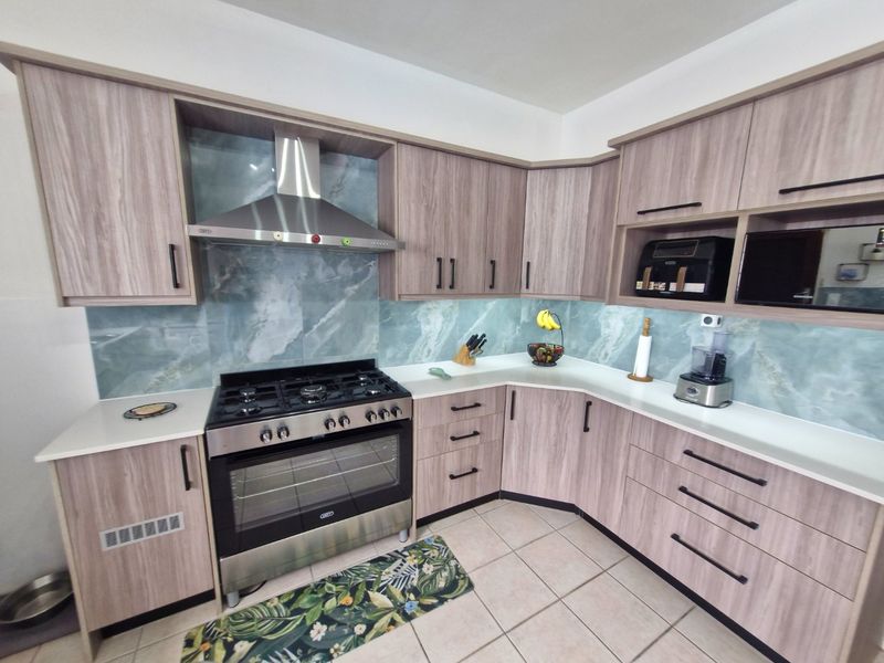 Charming Airy  North - Facing  Freestanding Home With Stunning Garden And Sparkling Pool In Sort After Area  - Photo 10