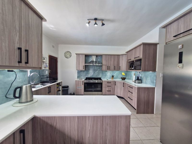 Charming Airy  North - Facing  Freestanding Home With Stunning Garden And Sparkling Pool In Sort After Area  - Photo 9