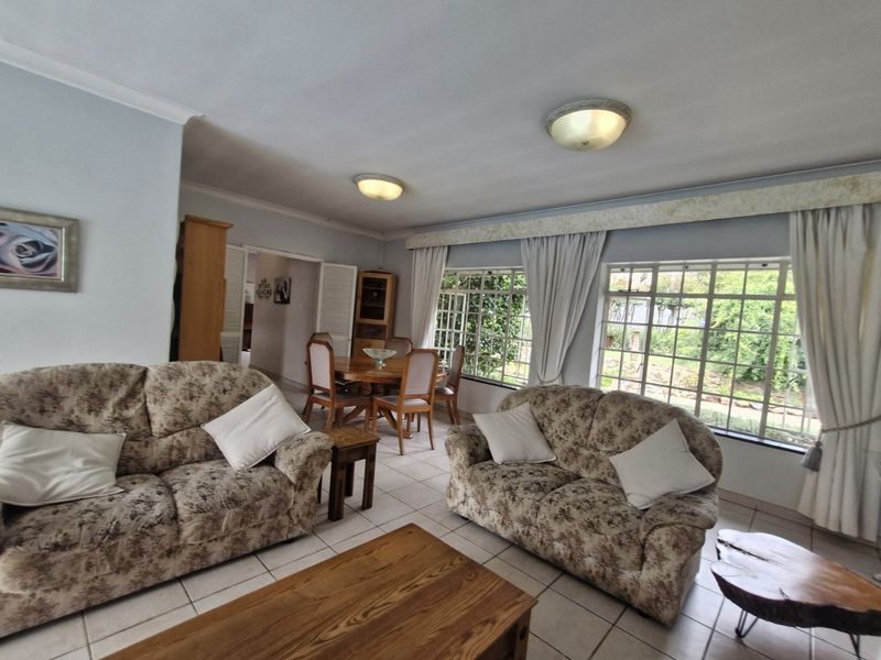 Charming Airy  North - Facing  Freestanding Home With Stunning Garden And Sparkling Pool In Sort After Area  - Photo 8