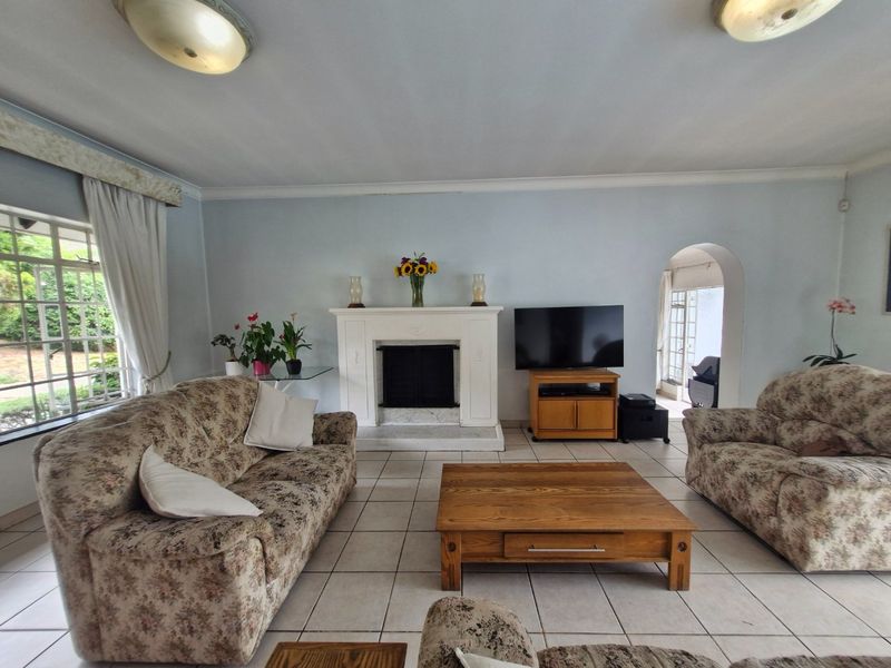 Charming Airy  North - Facing  Freestanding Home With Stunning Garden And Sparkling Pool In Sort After Area  - Photo 7