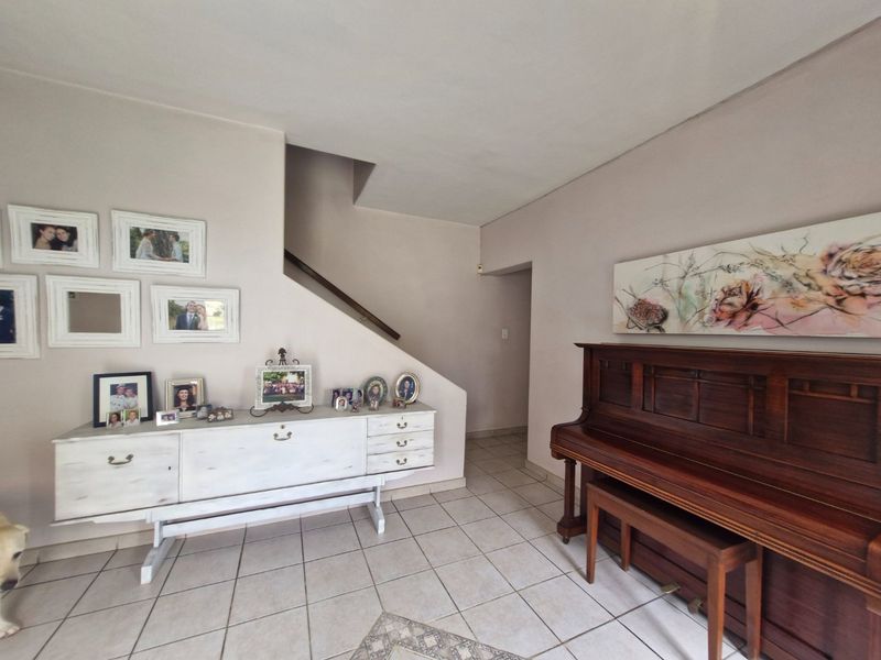 Charming Airy  North - Facing  Freestanding Home With Stunning Garden And Sparkling Pool In Sort After Area  - Photo 6