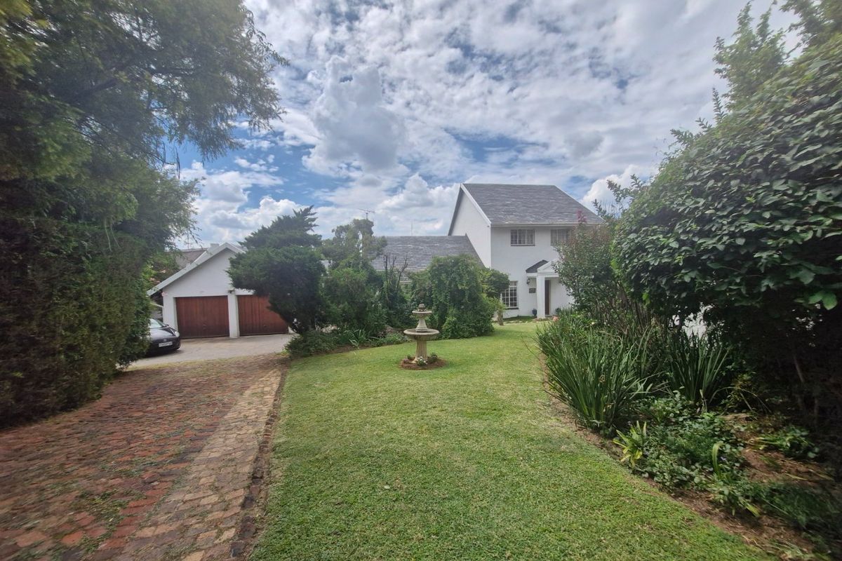 Charming Airy  North - Facing  Freestanding Home With Stunning Garden And Sparkling Pool In Sort After Area  - Photo 4