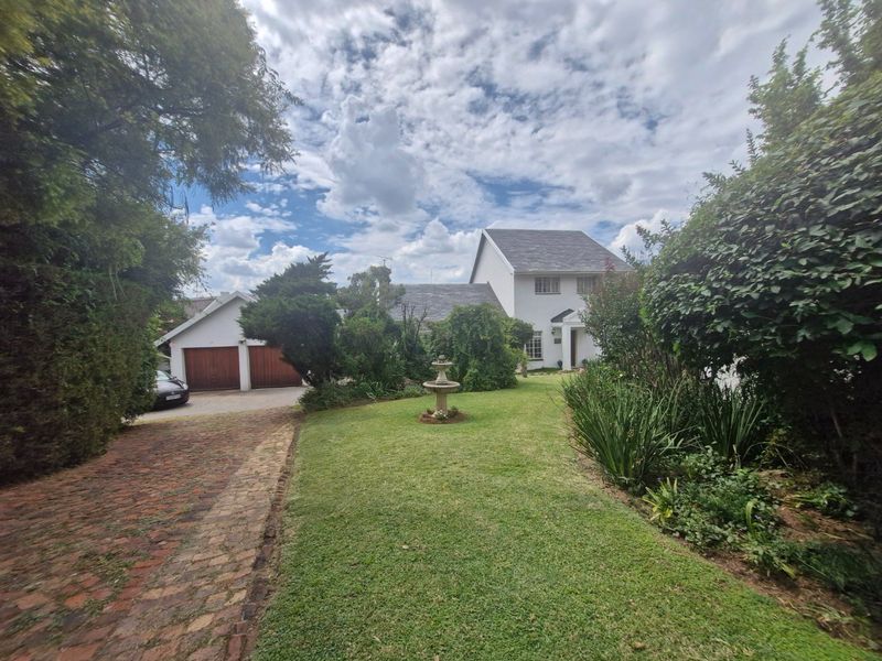 Charming Airy  North - Facing  Freestanding Home With Stunning Garden And Sparkling Pool In Sort After Area  - Photo 4