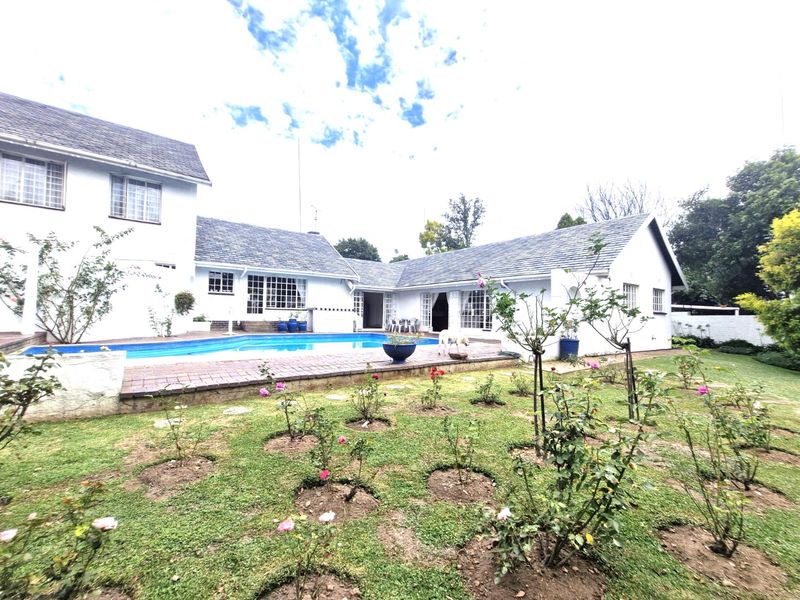 Charming Airy  North - Facing  Freestanding Home With Stunning Garden And Sparkling Pool In Sort After Area  - Photo 1