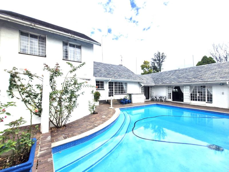Charming Airy  North - Facing  Freestanding Home With Stunning Garden And Sparkling Pool In Sort After Area  - Photo 4