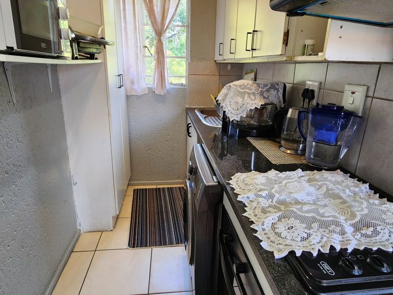 Comfortable 2-Bedroom Apartment in a Secure Edenglen Complex – Excellent Investment Opportunity - Photo 4