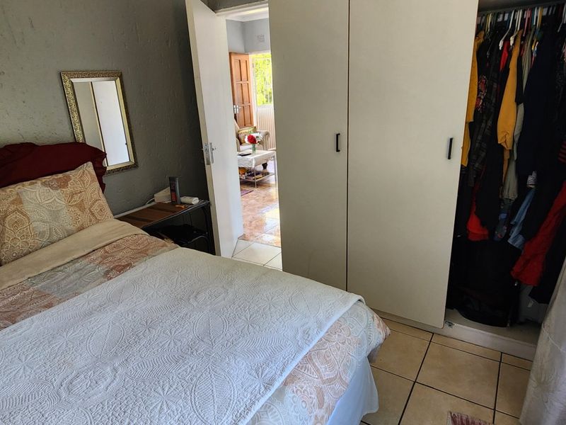 Comfortable 2-Bedroom Apartment in a Secure Edenglen Complex – Excellent Investment Opportunity - Photo 5