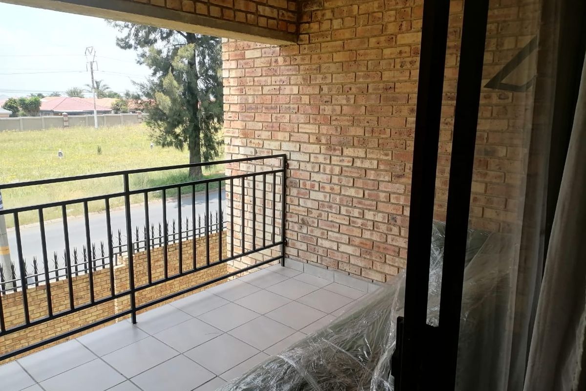 3 Bedroom, 2 Bathroom Apartment To Let – Pine Complex - Photo 3