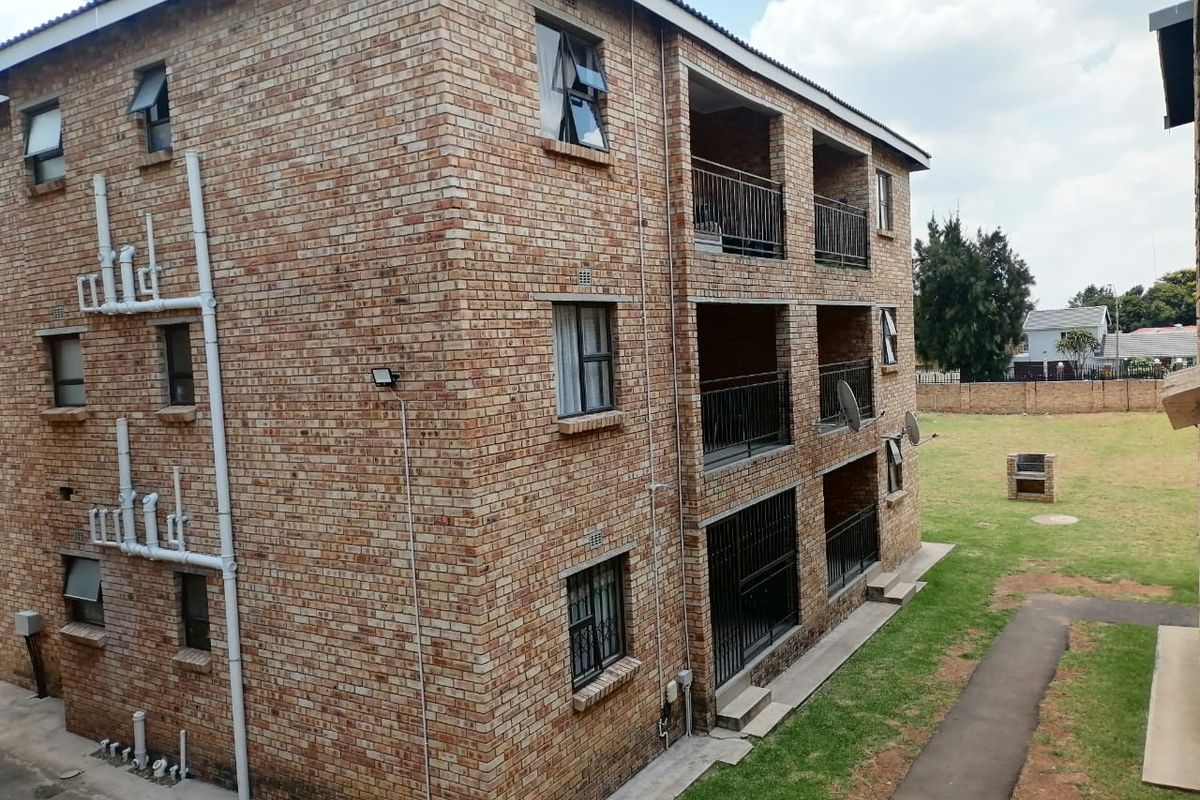 3 Bedroom, 2 Bathroom Apartment To Let – Pine Complex - Photo 4