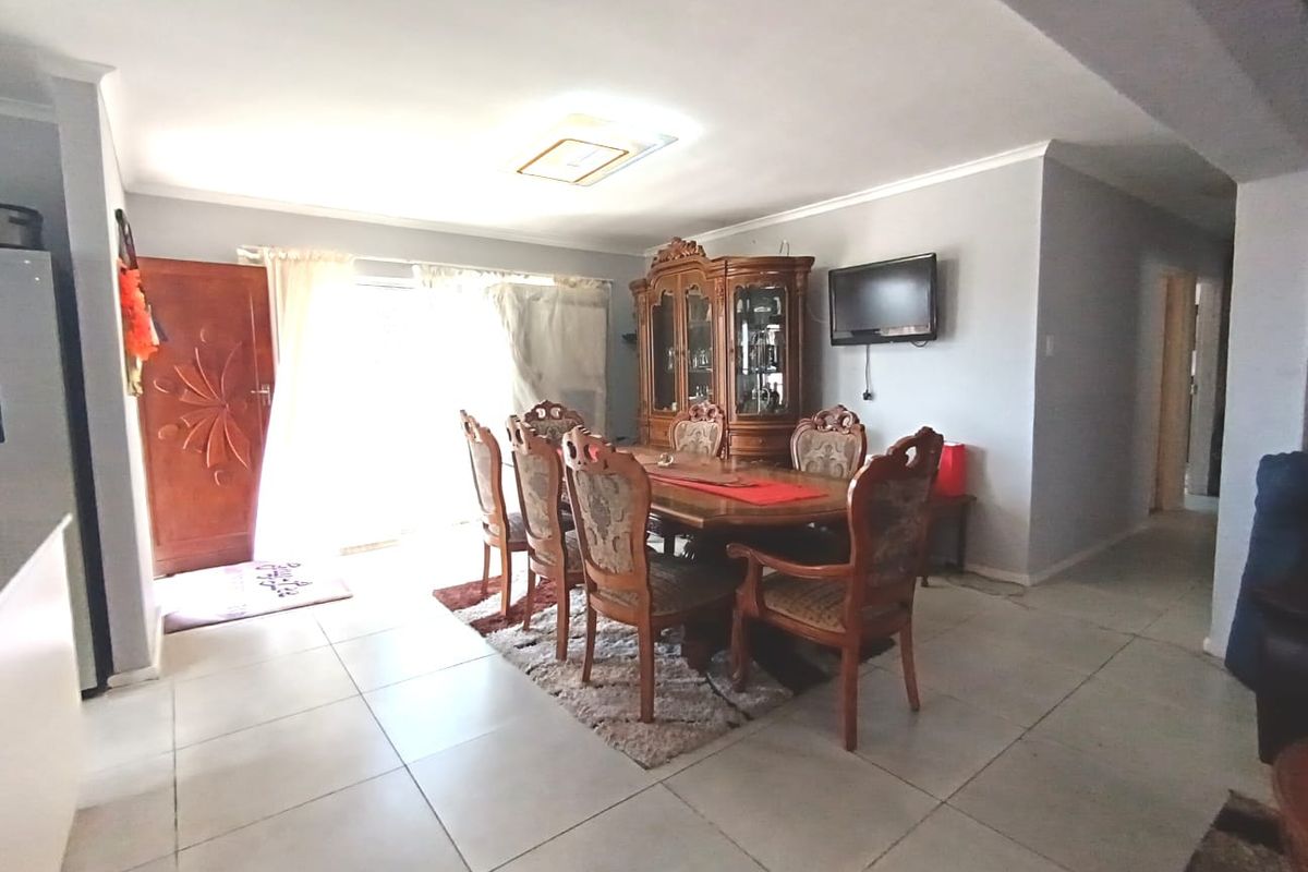 3 Bedroom Townhouse with 2 Bed Flatlet - Photo 3