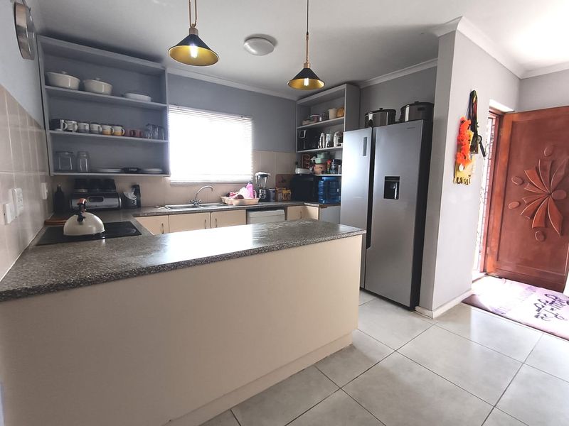 3 Bedroom Townhouse with 2 Bed Flatlet - Photo 8