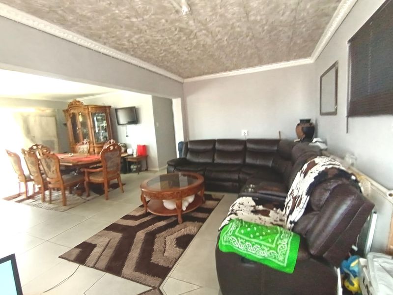3 Bedroom Townhouse with 2 Bed Flatlet - Photo 7