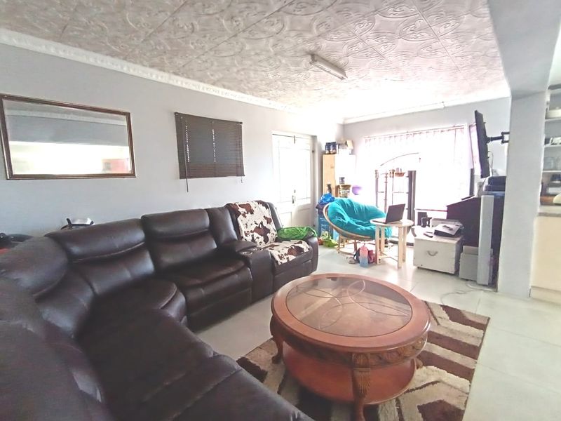 3 Bedroom Townhouse with 2 Bed Flatlet - Photo 6