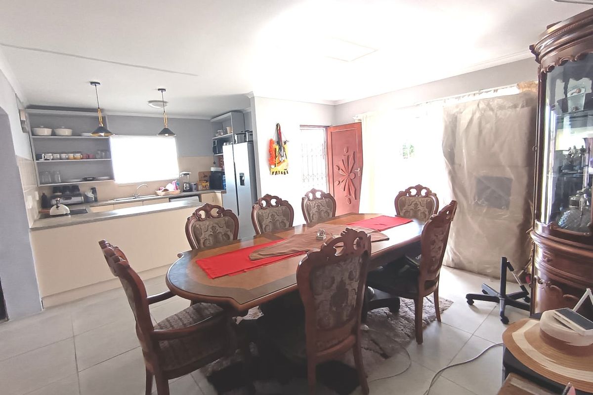 3 Bedroom Townhouse with 2 Bed Flatlet - Photo 4