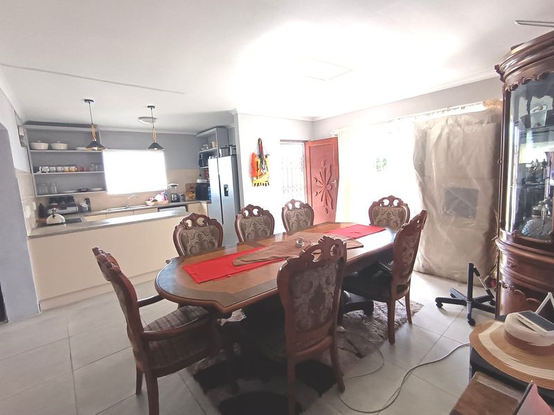 3 Bedroom Townhouse with 2 Bed Flatlet - Photo 4