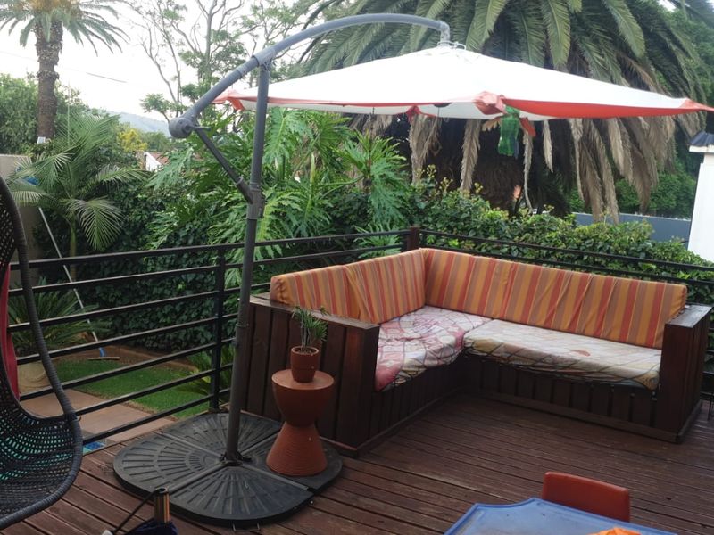 Spacious 3 Bedroom Family Home with 2 Cottages in Quiet Kensington Street - Photo 5