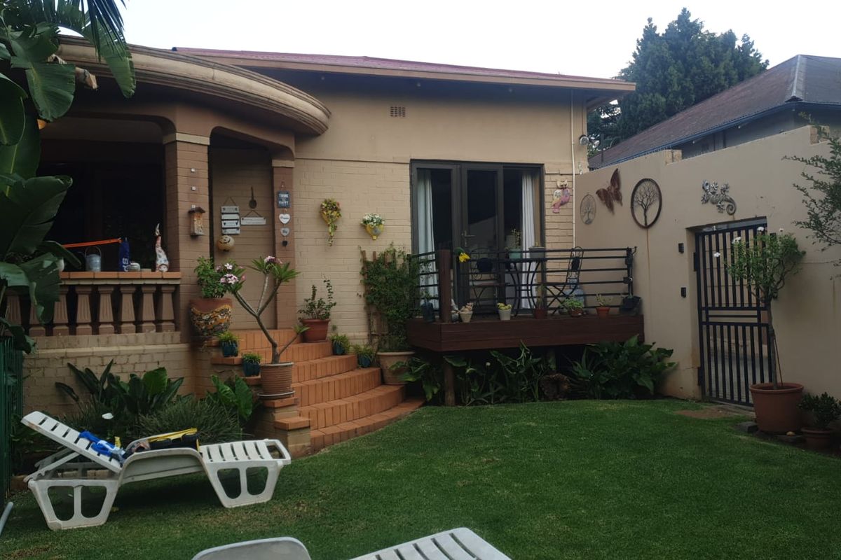 Spacious 3 Bedroom Family Home with 2 Cottages in Quiet Kensington Street - Photo 2