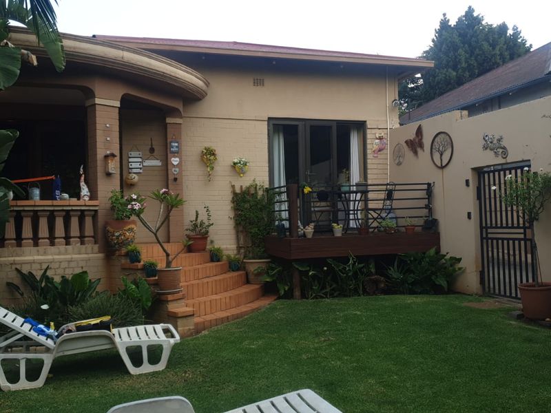 Spacious 3 Bedroom Family Home with 2 Cottages in Quiet Kensington Street - Photo 2