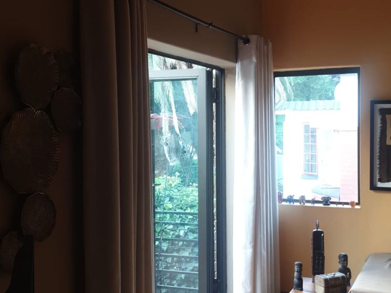 Spacious 3 Bedroom Family Home with 2 Cottages in Quiet Kensington Street - Photo 8