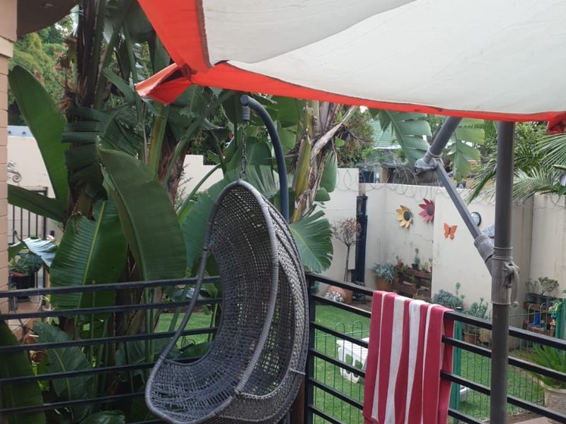 Spacious 3 Bedroom Family Home with 2 Cottages in Quiet Kensington Street - Photo 7