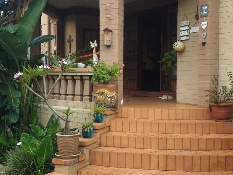 Spacious 3 Bedroom Family Home with 2 Cottages in Quiet Kensington Street - Photo 4