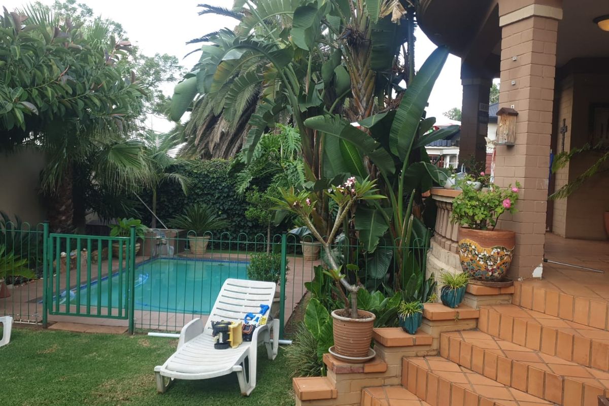 Spacious 3 Bedroom Family Home with 2 Cottages in Quiet Kensington Street - Photo 3