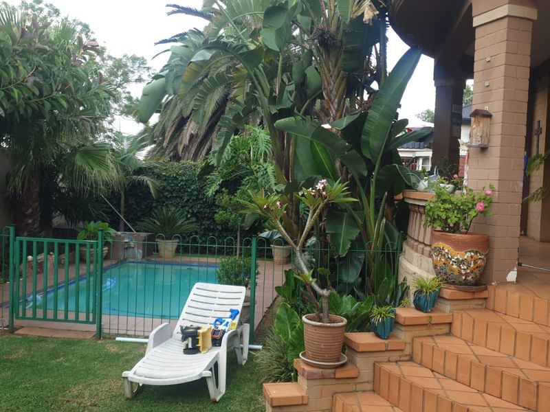 Spacious 3 Bedroom Family Home with 2 Cottages in Quiet Kensington Street - Photo 3