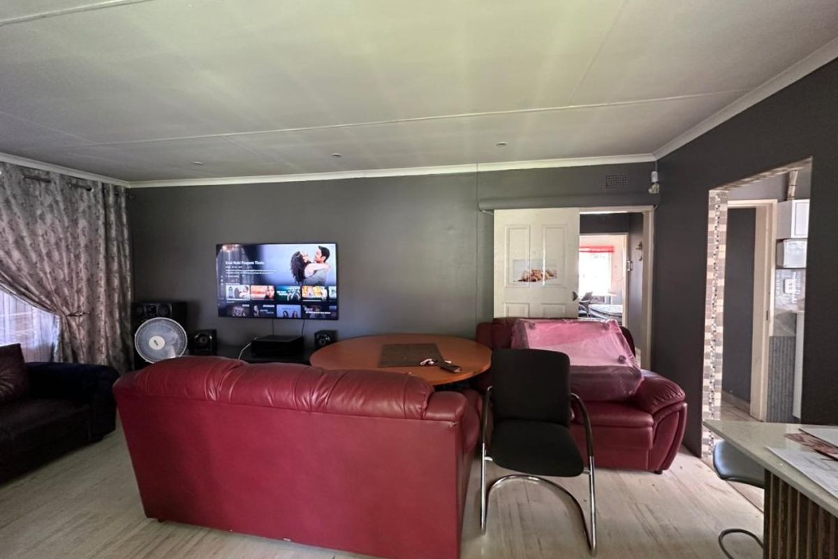 Spacious 3 Bedroom Home for Sale in Kensington - Photo 3