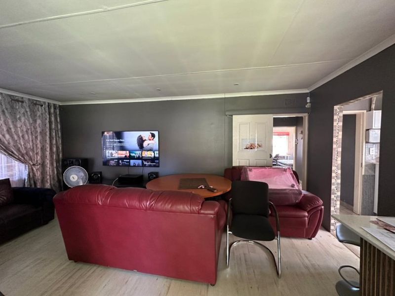 Spacious 3 Bedroom Home for Sale in Kensington - Photo 3