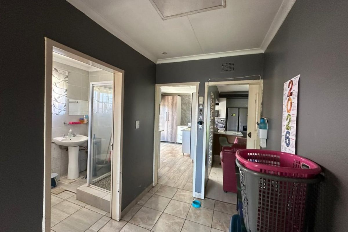 Spacious 3 Bedroom Home for Sale in Kensington - Photo 5