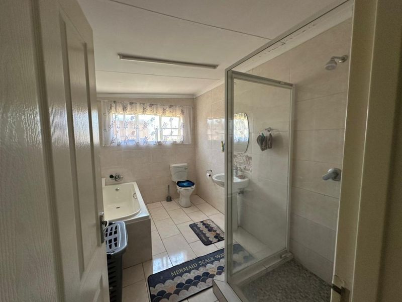 Spacious 3 Bedroom Home for Sale in Kensington - Photo 9