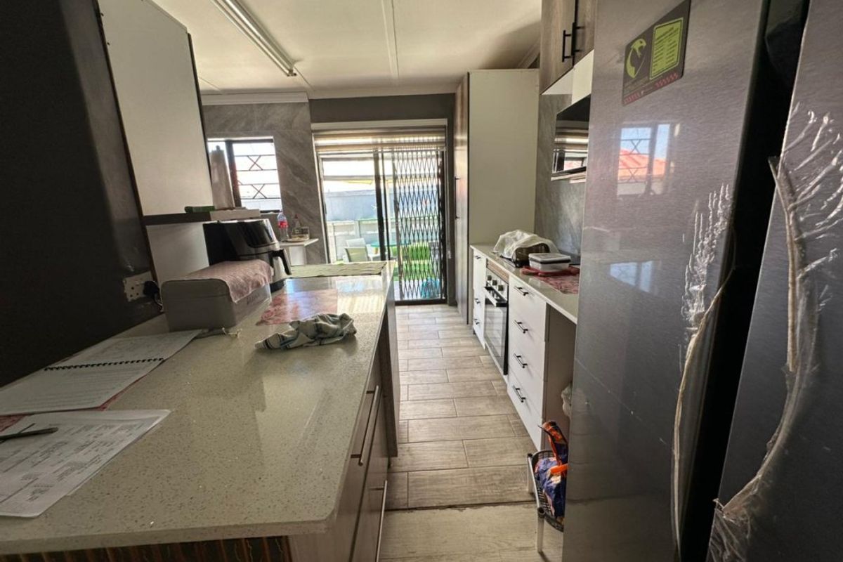 Spacious 3 Bedroom Home for Sale in Kensington - Photo 2