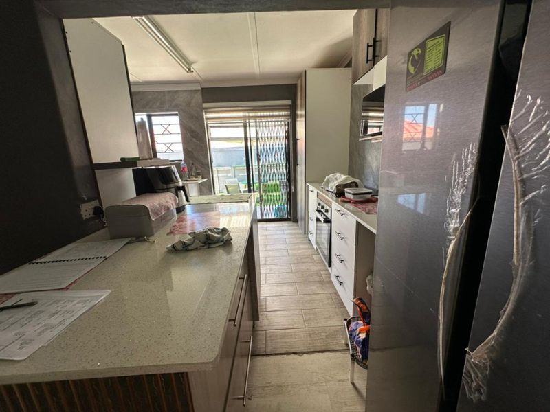 Spacious 3 Bedroom Home for Sale in Kensington - Photo 2