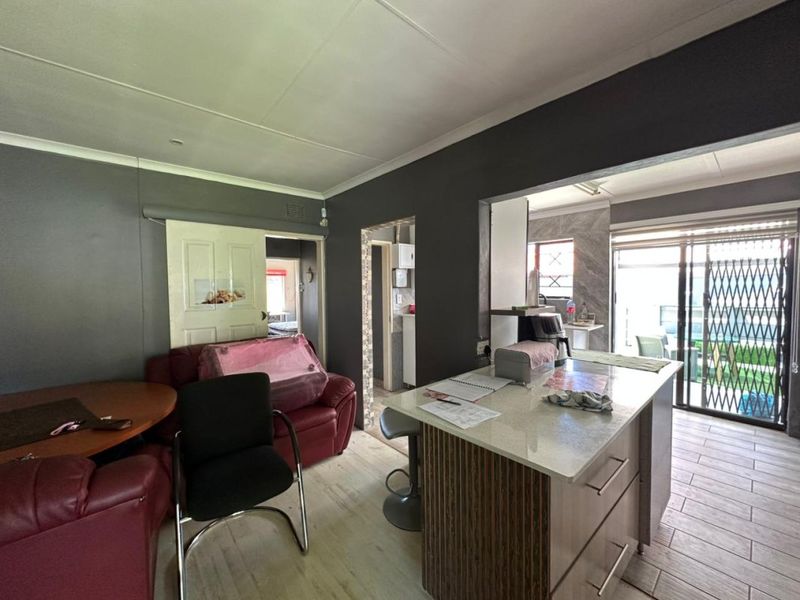 Spacious 3 Bedroom Home for Sale in Kensington - Photo 6