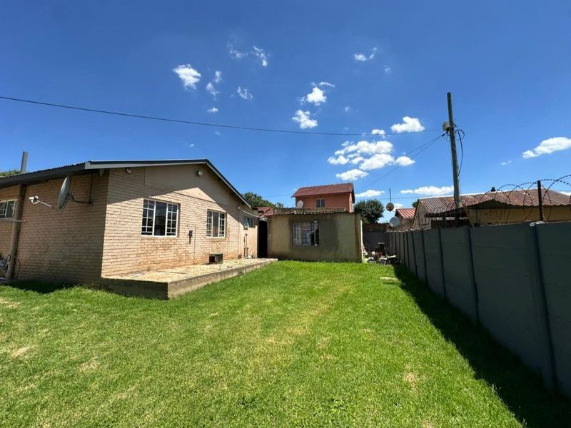 Spacious 3 Bedroom Home for Sale in Kensington - Photo 4