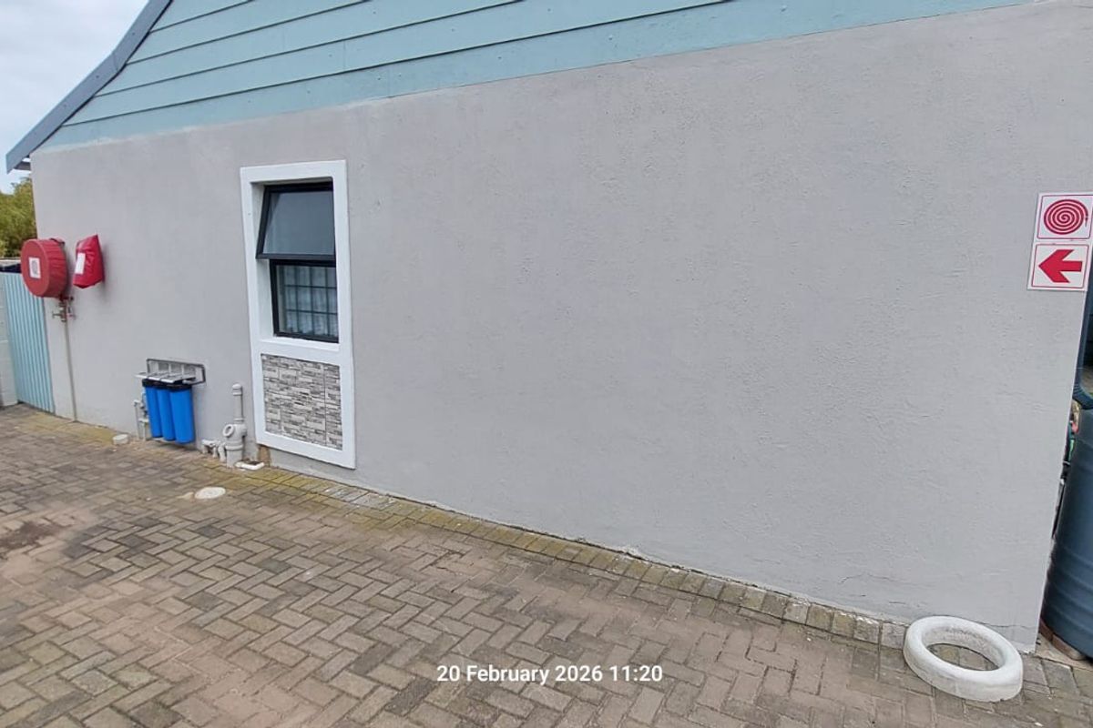 Well-maintained simplex unit in Paradise Beach  - Photo 3