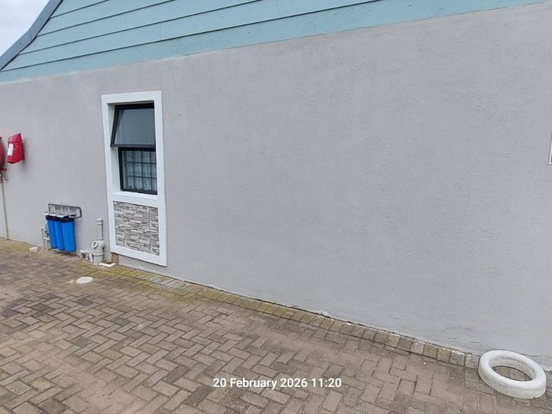 Well-maintained simplex unit in Paradise Beach  - Photo 3