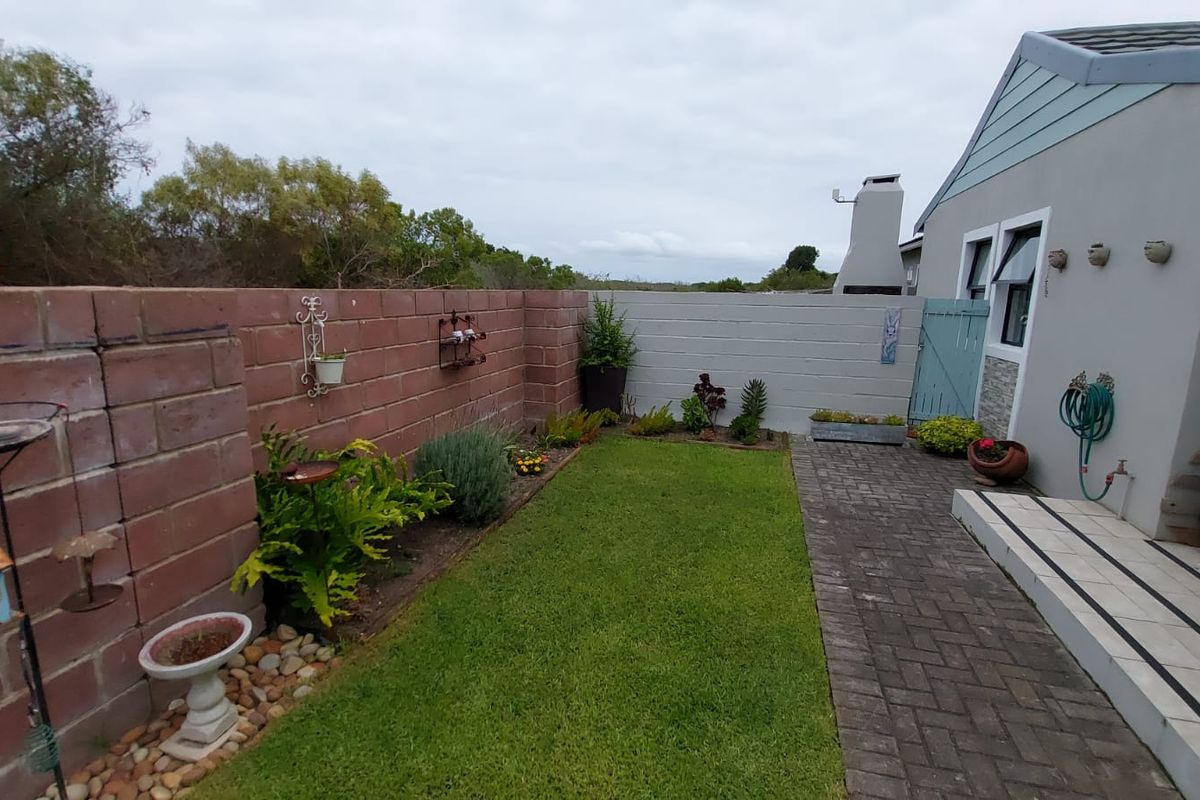 Well-maintained simplex unit in Paradise Beach  - Photo 2