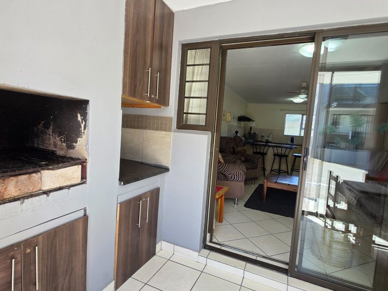 Beautiful Apartment... Ground Floor... Corner Unit... Close to Hartenbos Beach !!! - Photo 2