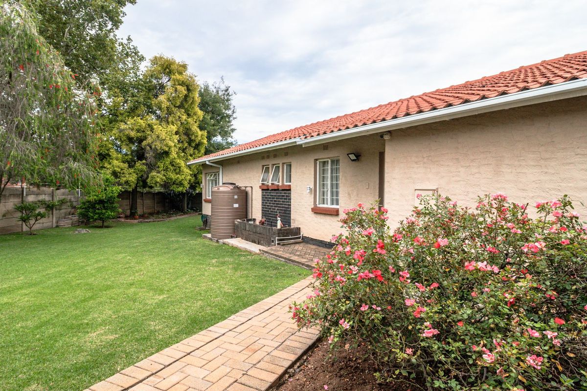 3 Bedroom House For Sale in Edenvale Central - Photo 2