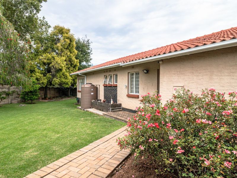 3 Bedroom House For Sale in Edenvale Central - Photo 2