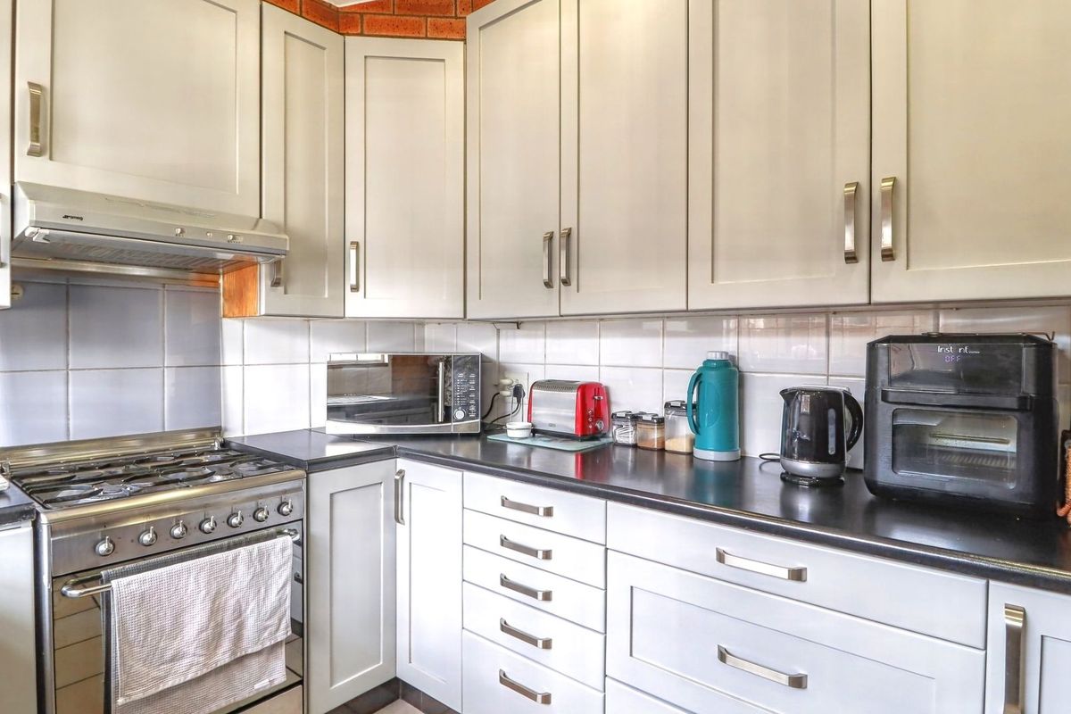 3 Bedroom House For Sale in Edenvale Central - Photo 4