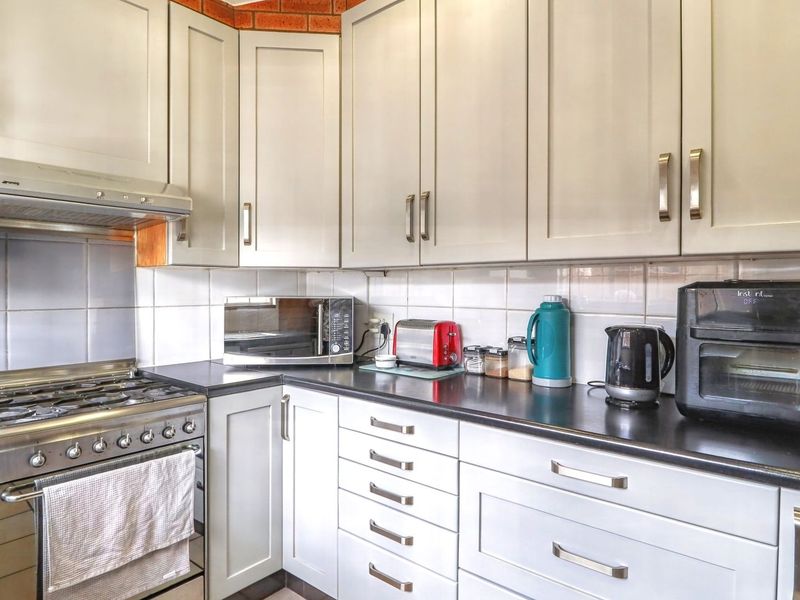 3 Bedroom House For Sale in Edenvale Central - Photo 4