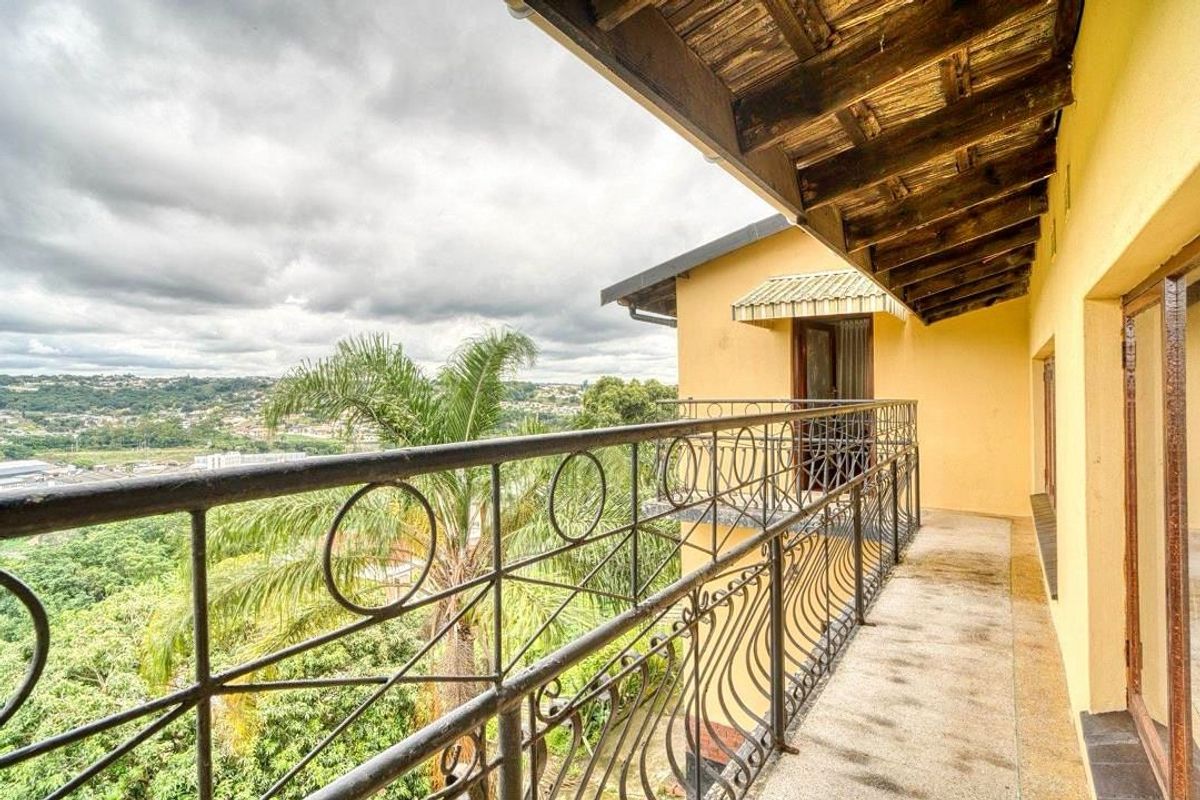 A Warm Embrace in the Heart of Umhlatuzana: 5-bedroom Family Home with Flatlet and Potential Income Generation - Photo 2