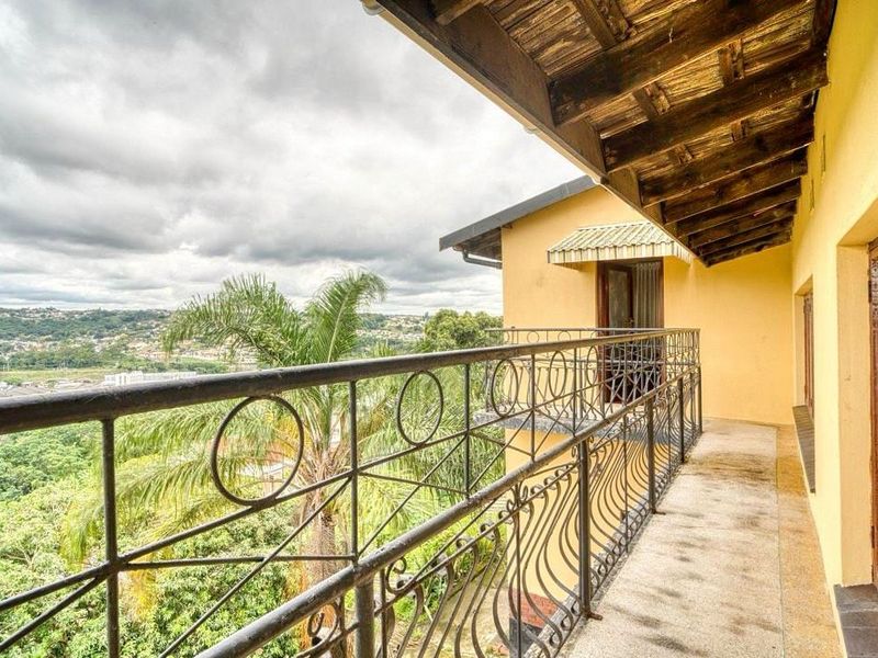 A Warm Embrace in the Heart of Umhlatuzana: 5-bedroom Family Home with Flatlet and Potential Income Generation - Photo 2