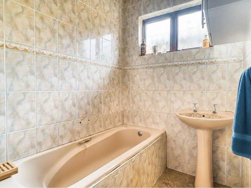 A Warm Embrace in the Heart of Umhlatuzana: 5-bedroom Family Home with Flatlet and Potential Income Generation - Photo 10