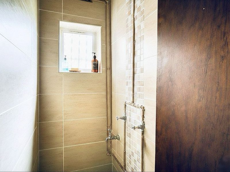 A Warm Embrace in the Heart of Umhlatuzana: 5-bedroom Family Home with Flatlet and Potential Income Generation - Photo 9