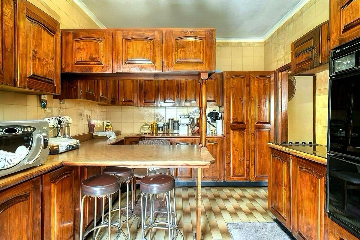 A Warm Embrace in the Heart of Umhlatuzana: 5-bedroom Family Home with Flatlet and Potential Income Generation - Photo 3