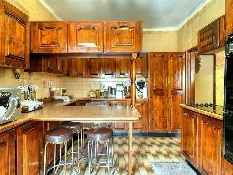 A Warm Embrace in the Heart of Umhlatuzana: 5-bedroom Family Home with Flatlet and Potential Income Generation - Photo 3